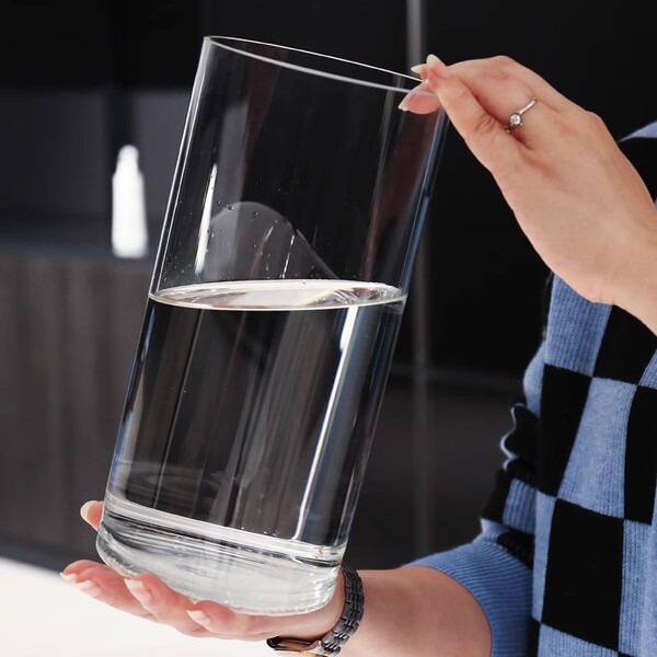 Poor borosilicons transparent small -caliber glass vase without air…