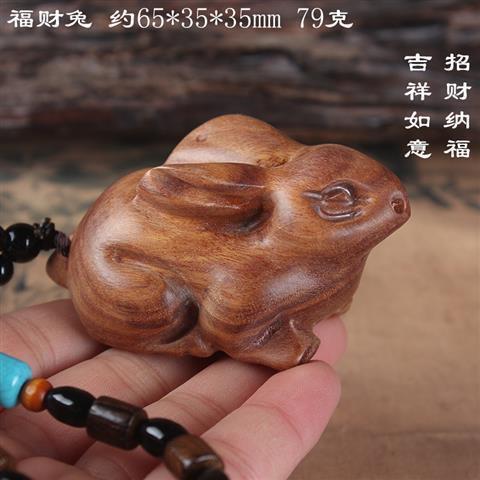 手でラオスの黄花梨の手を彫刻します。|undefined