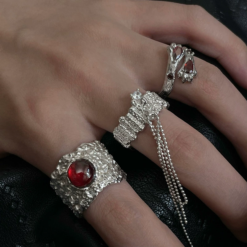 Маленькое дизайнерское кольцо с Ruby с кисточками, размером на указательный палец, коллекция 2023