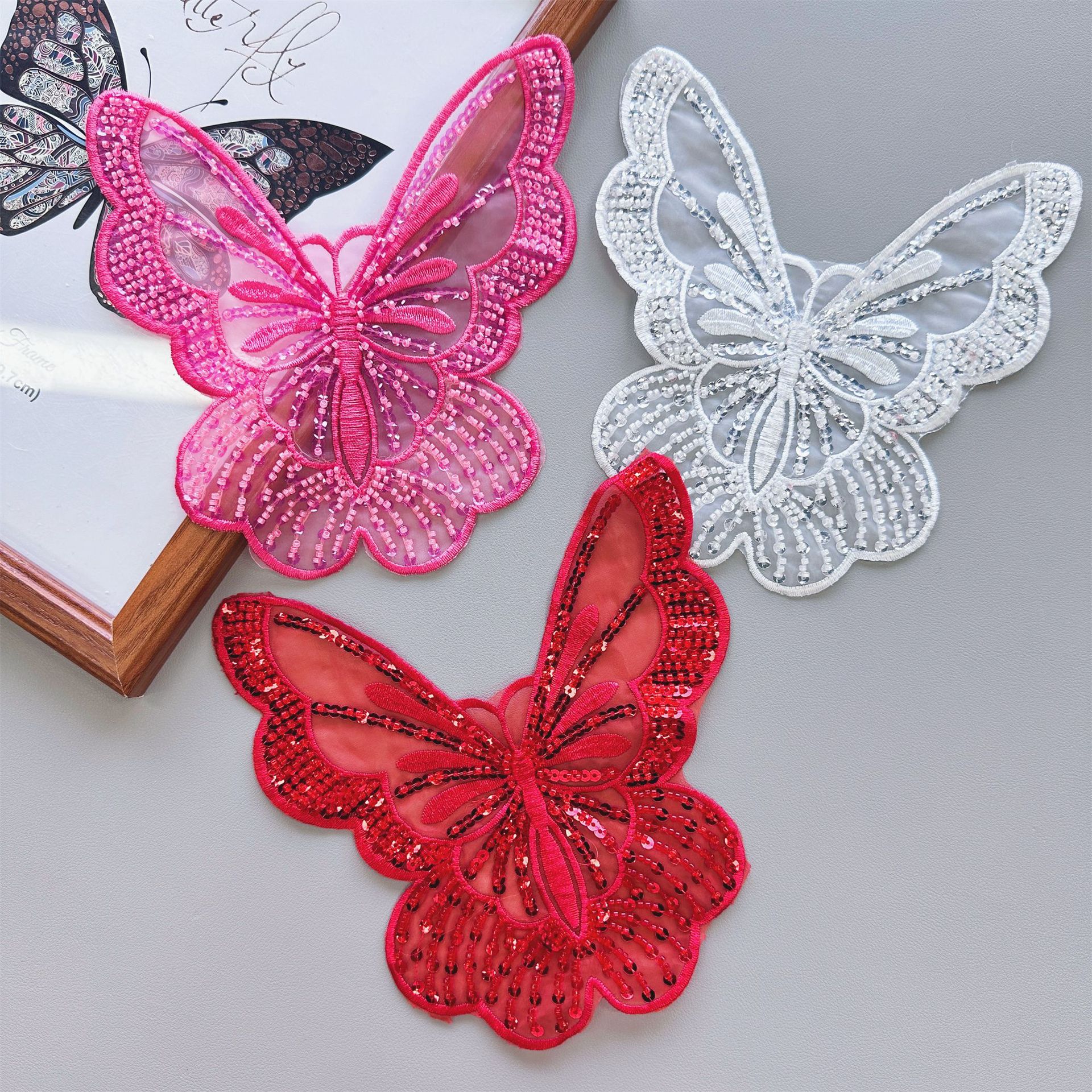 Nuevo bordado con cuentas de encaje mariposa grande pegatinas de tela DIY vestido de novia falda parche pegatinas calcomanías Accesorios