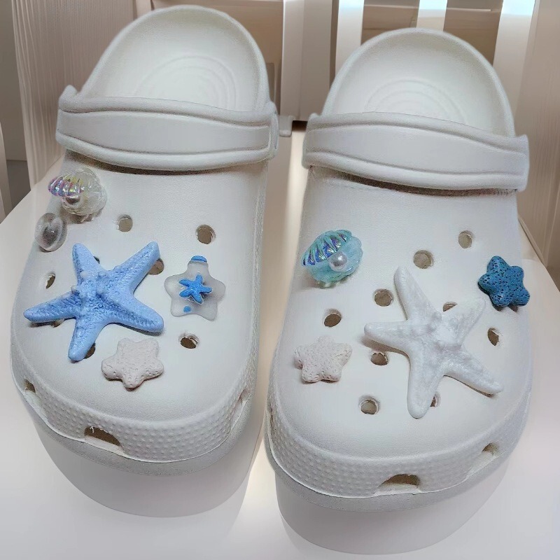 海洋の心の穴の靴の花の靴は真珠の貝殻の火山石の海星のdiyの部品をくわえて国境を越えます。|undefined