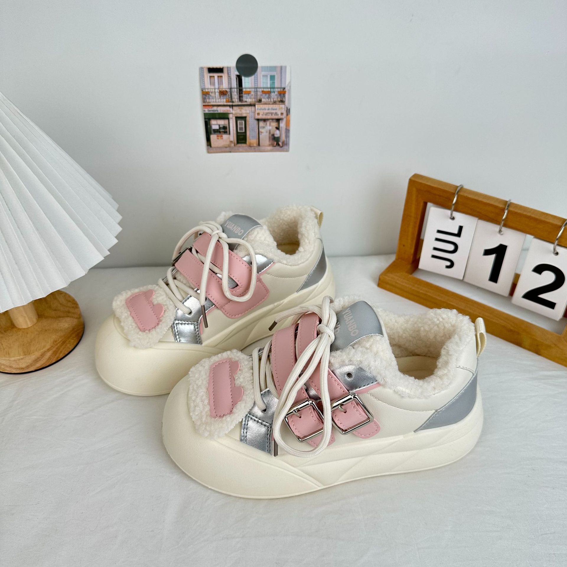 Zapatos de algodón de terciopelo de fondo grueso, zapatos blancos calientes de invierno de baja altura, 2024 versátiles, zapatos de skate casuales de nicho