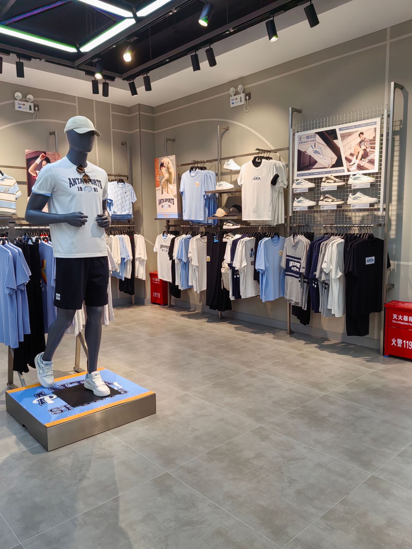 Estante de exhibición de ropa de marca Anta de acero inoxidable de pared de tienda de ropa estante de exhibición deportiva al aire libre estante multicapa grueso