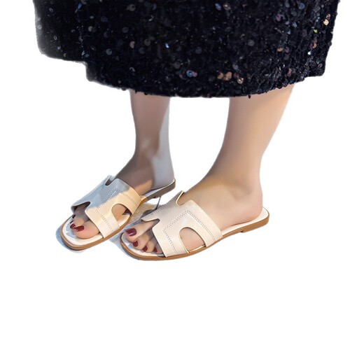 Hot-selling solid-color slide sandals for women, 2026 summer outdoor Instagram-style beach anti-slip large-size flip-flops.