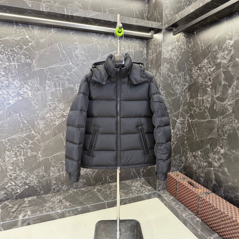 The correct version is now on sale at a special price: the classic MAYA matte-finish hooded down jacket, a perfect couple's item