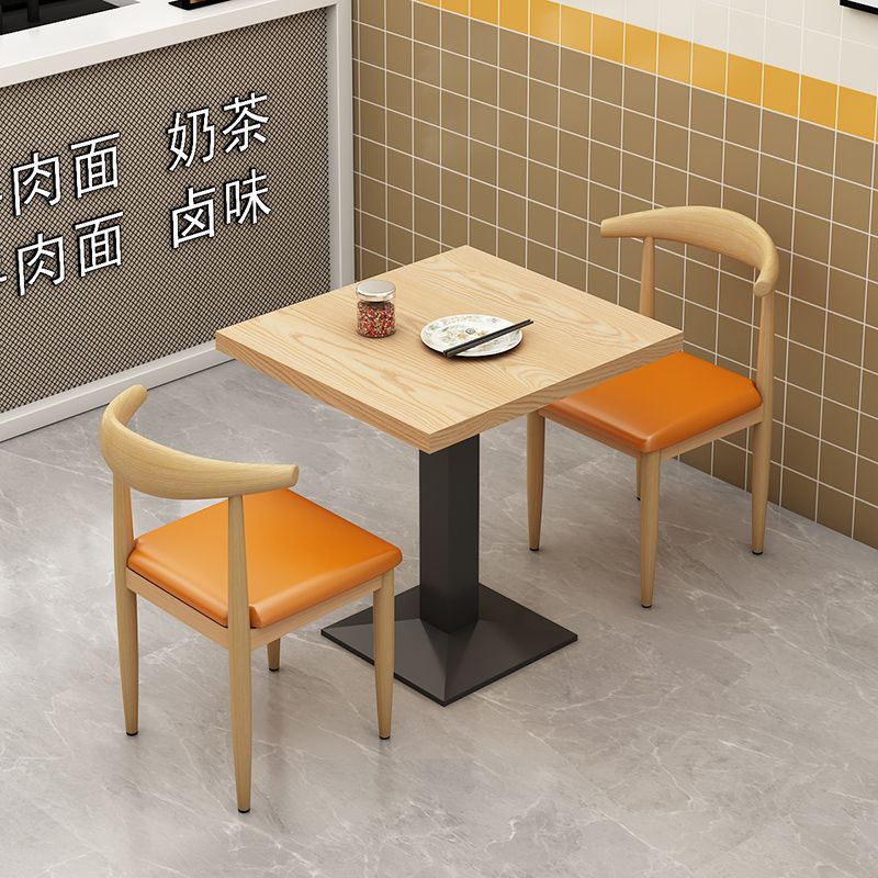 나무 색상의 테이블 1개와 의자 2개 - 주황색 가죽
