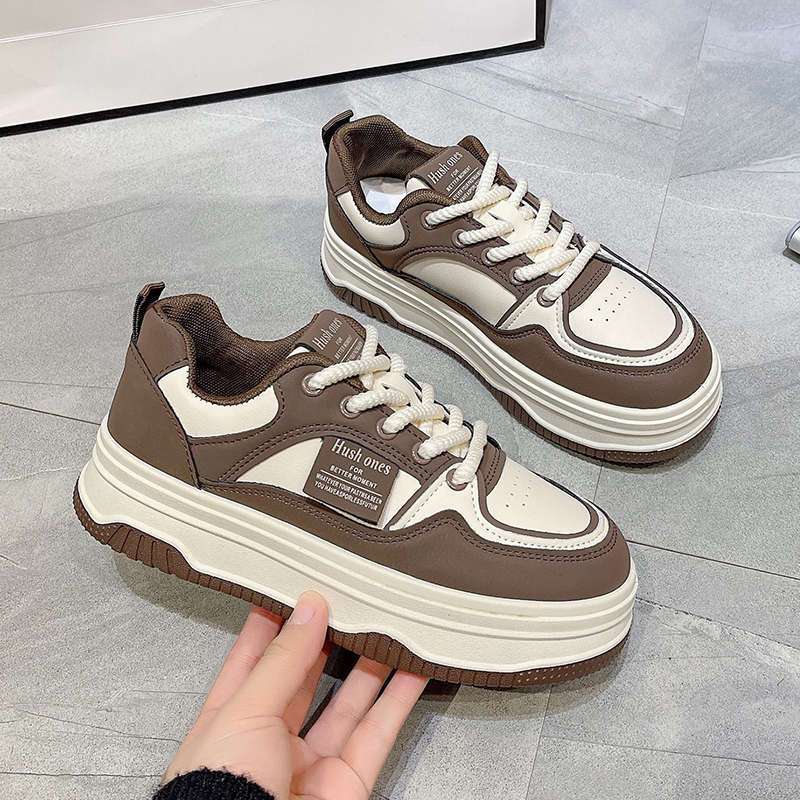 Zapatos pequeños blancos de primavera para mujeres 2024 nuevos zapatos de suela gruesa de muffins de estilo universal pandas de zapatos deportivos casuales de mujer