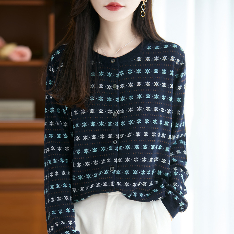 French-style retro jacquard knit cardigan for women, autumn 2025, niche, high-end, slimming, and youthful top.