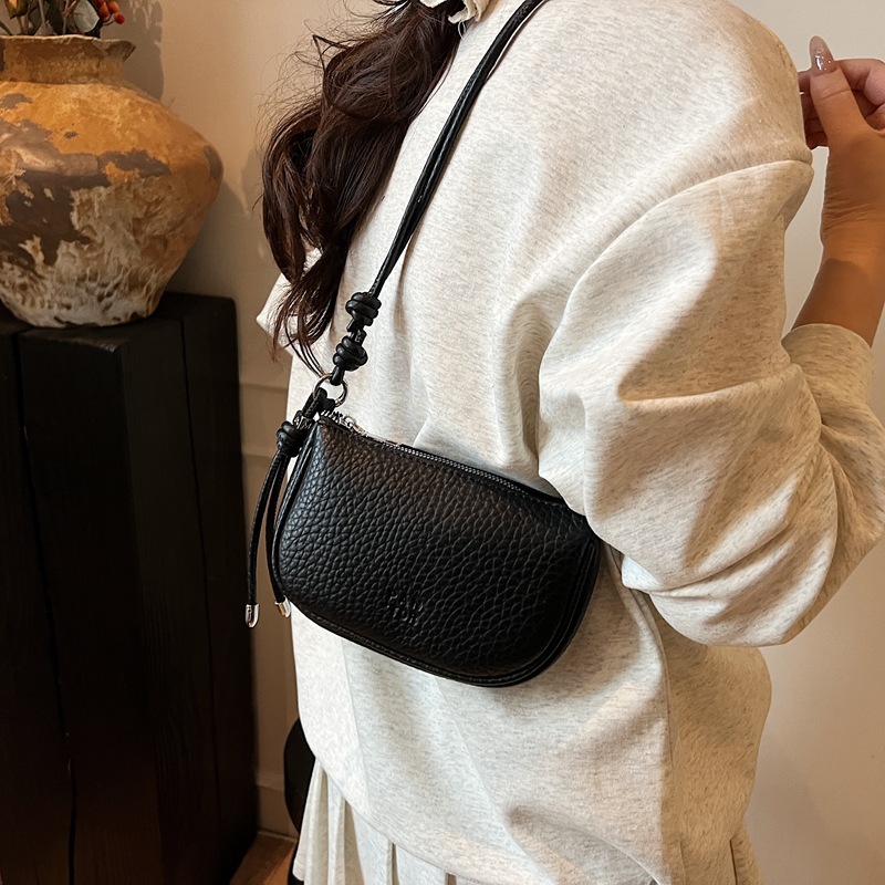 Bolsos pequeños populares de este año 2025 primavera y verano nuevos bolsos de mujer bolso de hombro con patrón de lichi fresco bolso de mensajero de letras casuales