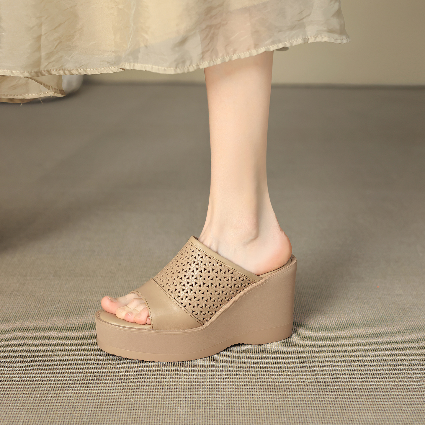 Dép sandal nữ quai chữ V đế xuồng cao gót 9 cm, phối váy dạo phố — màu trắng ngà, màu mơ