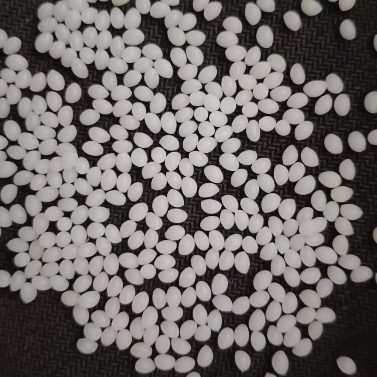 The solvent-based TPU polyurethane granules have a fast dissolution speed and high adhesion. Solvent-based polyurethane resin.