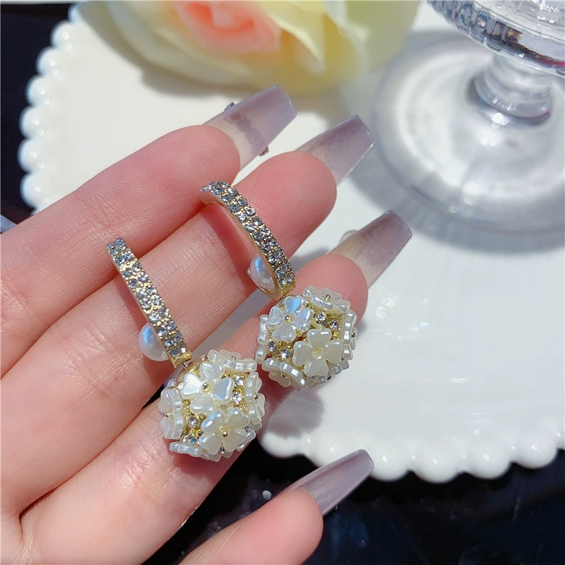 Корейские милые и элегантные серьги - стиль light luxury с микрорельефом, капельки-цветы из жемчуга
