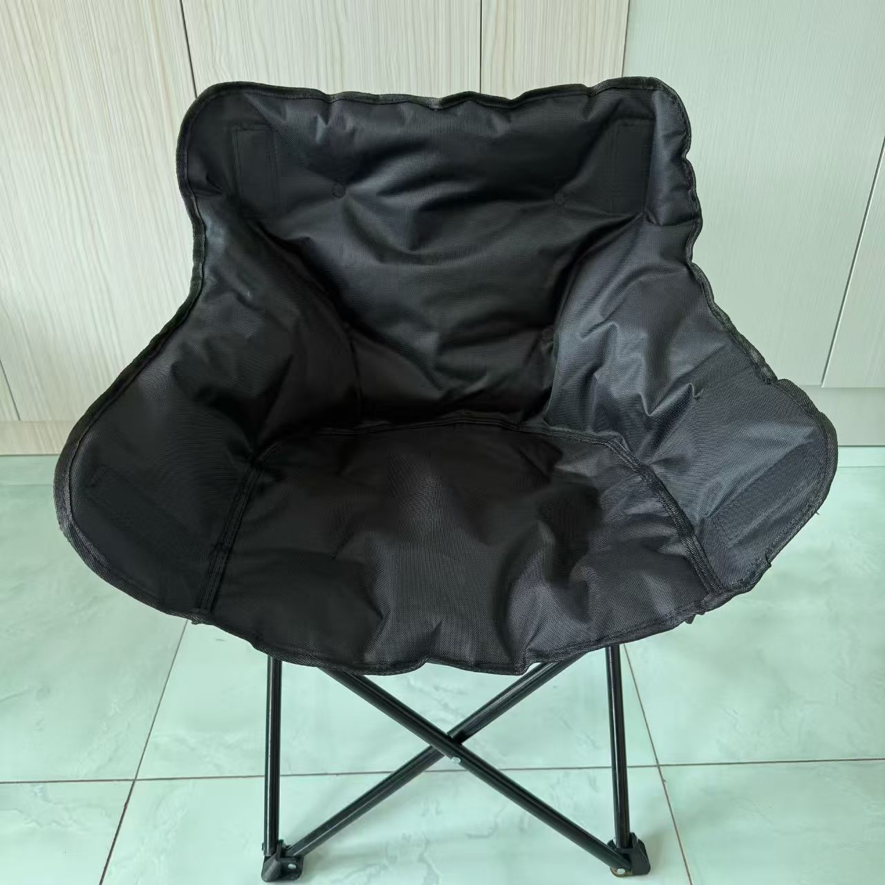 낮은 등받이와 면 블랙