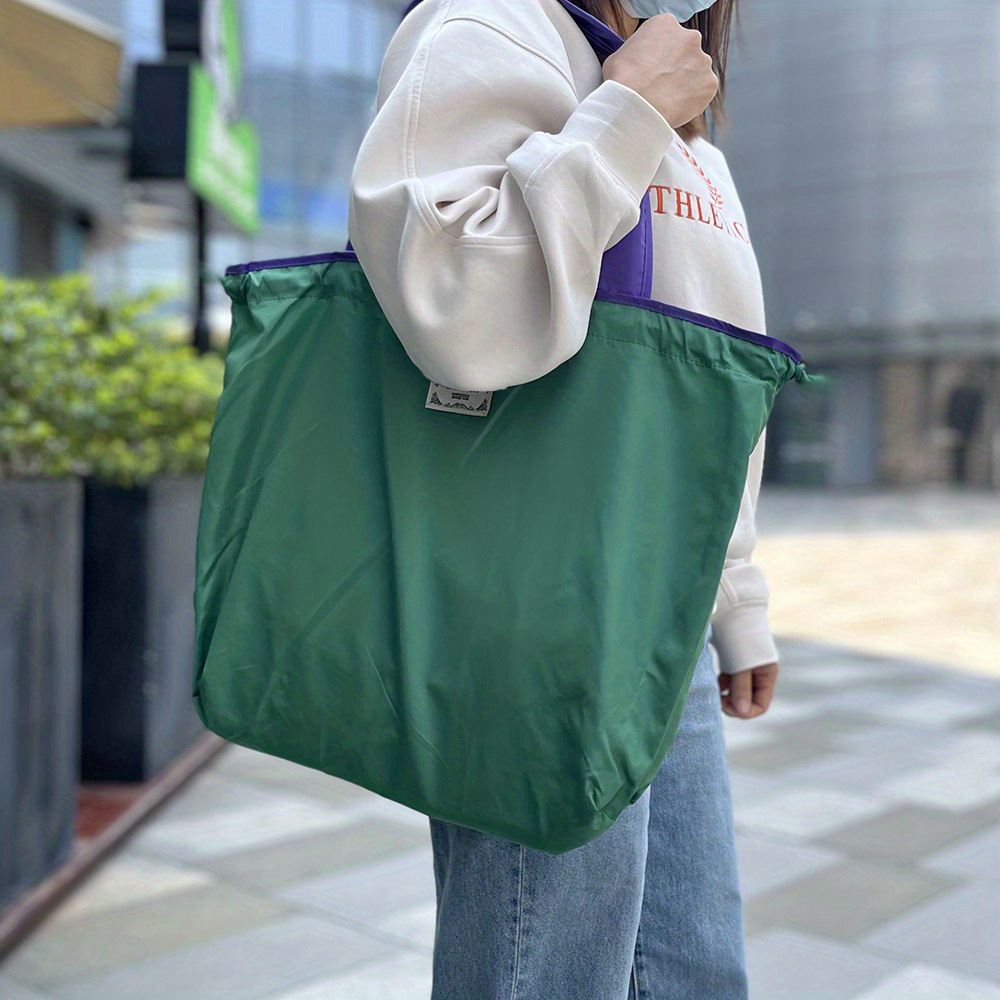 대비되는 짙은 녹색