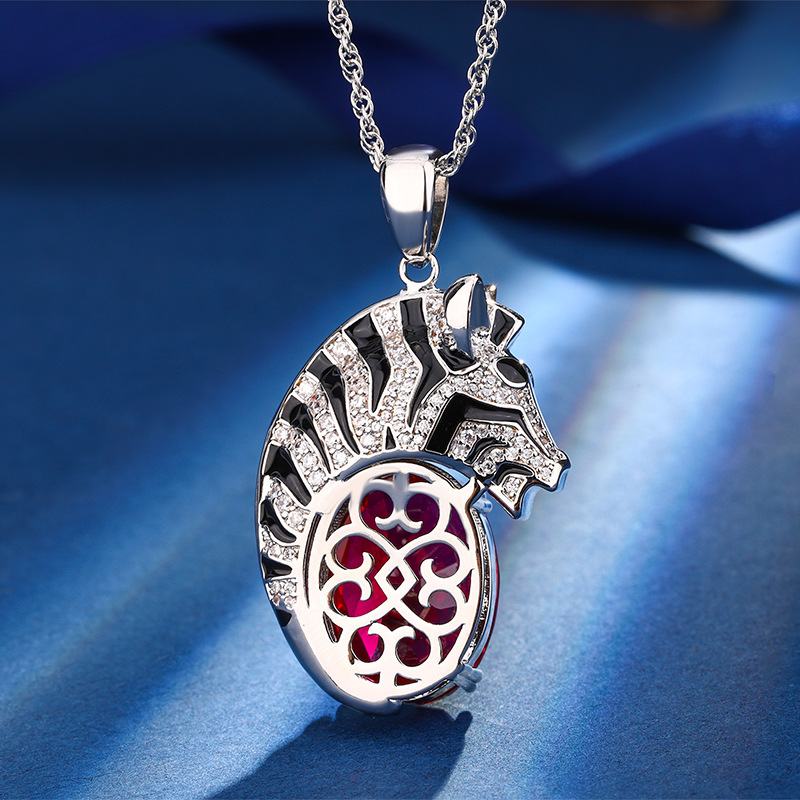 Otoño e Invierno nuevo estilo Zhuang Sheng joyas nuevo fondo de cobre chapado en oro cebra luz personalidad de lujo exagerado colgante piedra principal 15*20