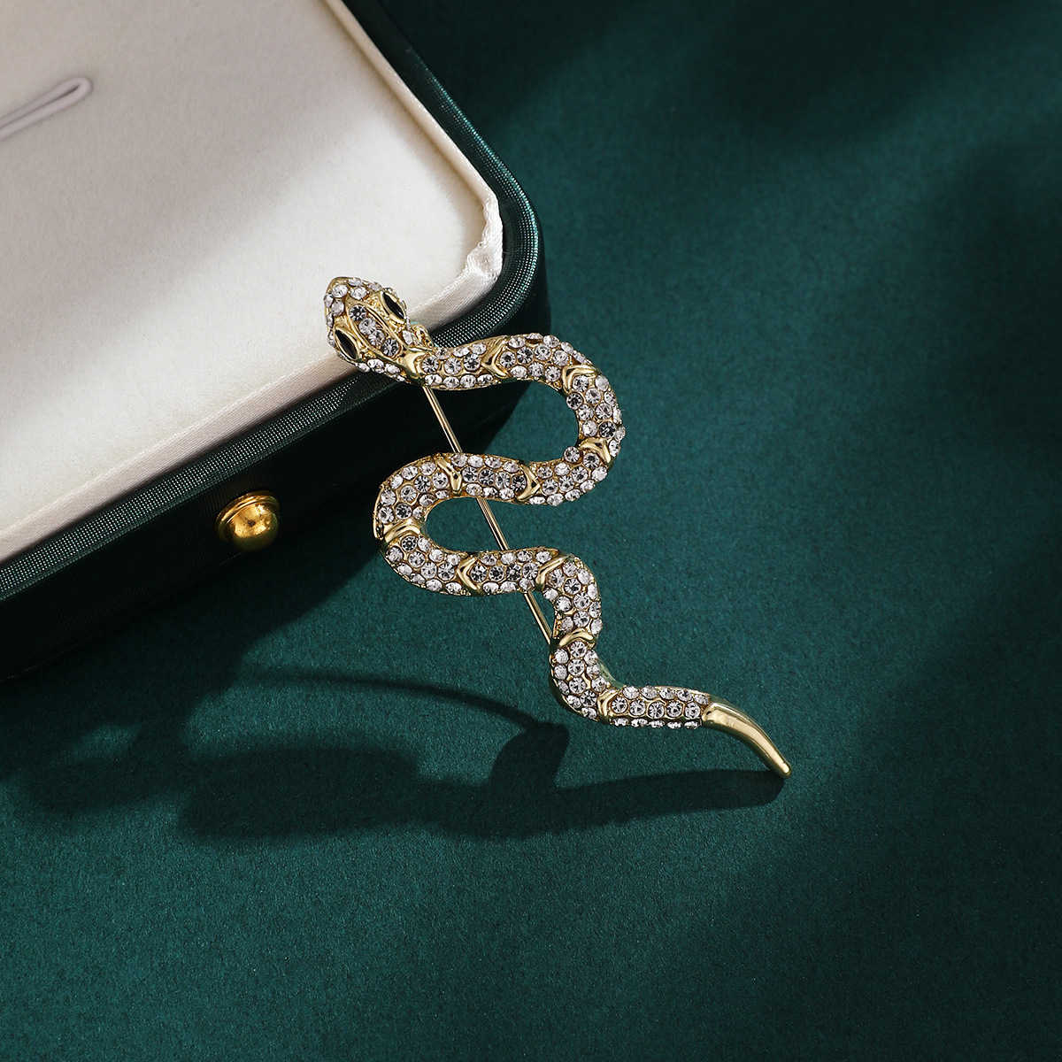 Luz lujosa retro diamantes broche de serpiente nicho de alto nivel creativo flor de pecho personalidad accesorios de alquiler al por mayor