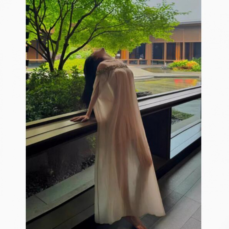 高级感法式一字肩亮片抹胸连衣裙女夏季设计感慵懒度假风海边长裙|undefined