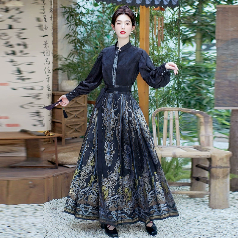 На самом деле спот феникс плетет золотую юбку с конским лицом