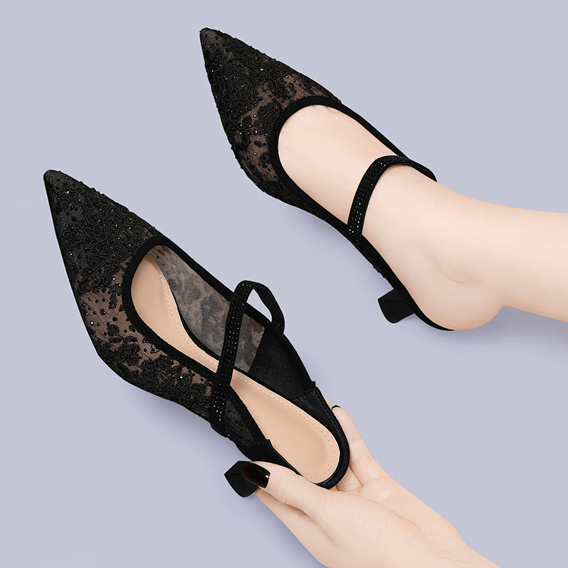 Chinelos elegantes e requintados para mulheres usarem no verão, saltos altos e coques. Sapatos Muller com um alto padrão_voghion.com