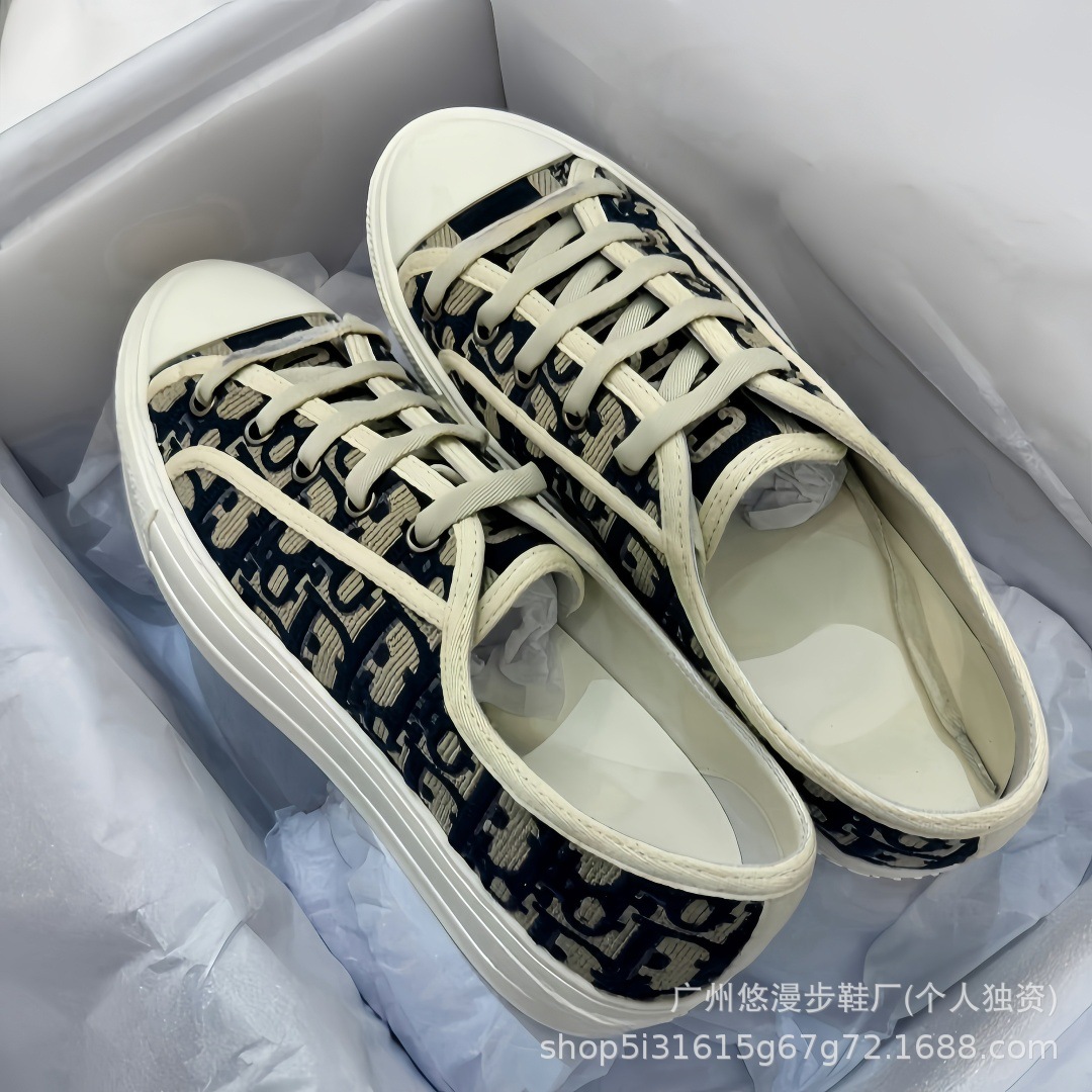 Zapatillas de lona retro con bordado de la marca D, novedad 2026, zapatillas casuales de moda, versátiles, para parejas, con suela gruesa, blancas.