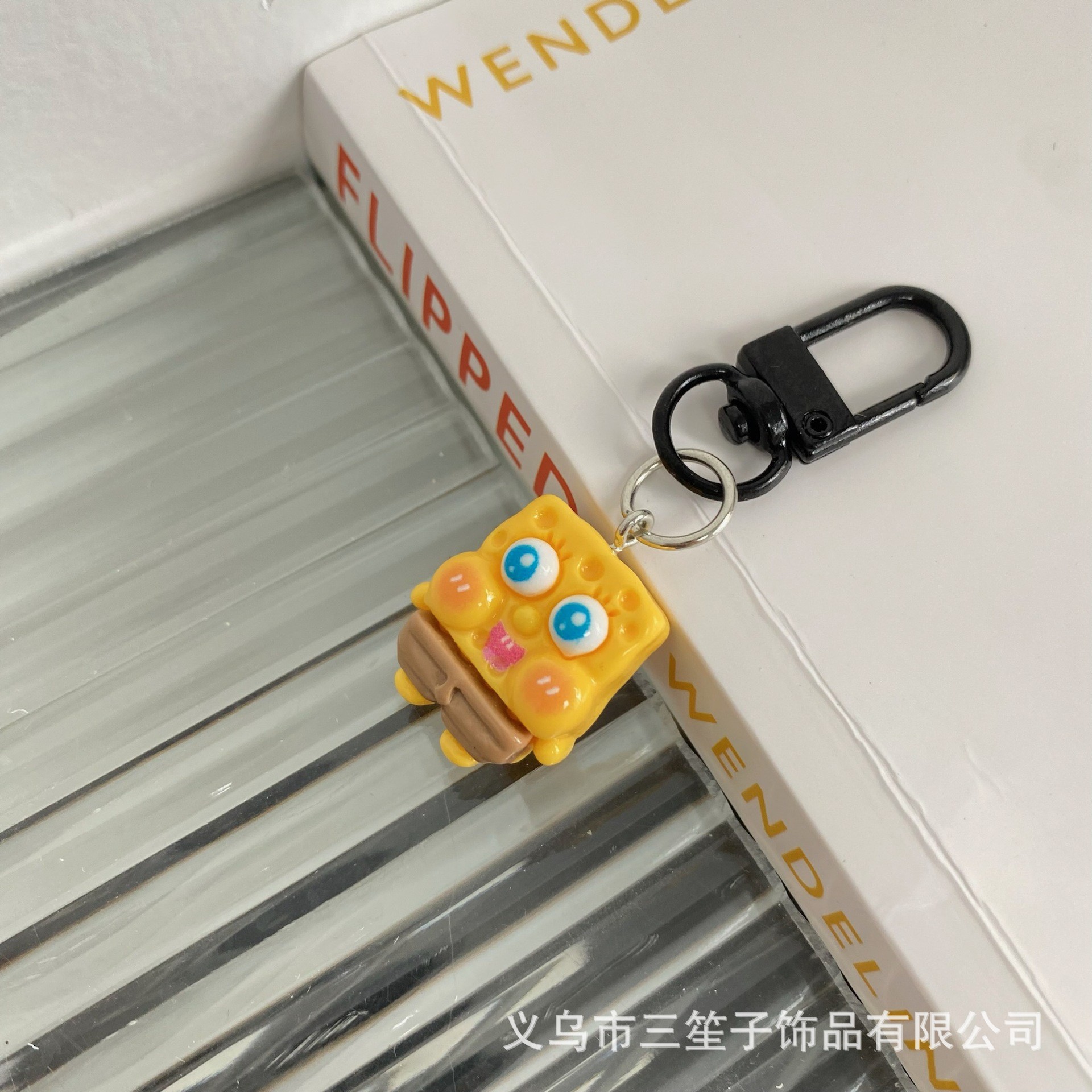 Resina pareja de dibujos animados hecho a mano Bob Esponja llavero 2025 nuevo lindo pequeño colgante estudiante caliente accesorios