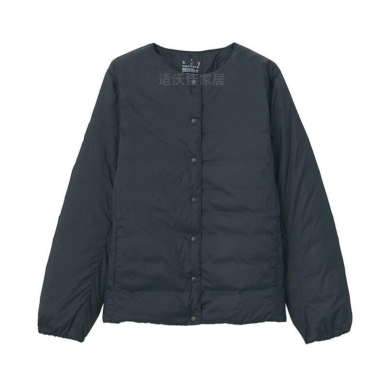 흑인 여성의 얇은 다운 재킷]