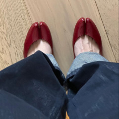 広州の女性靴/Tabiの足の豚の足の靴のメアリーの赤い浅い口の本革は足の甲の靴の女性を現します。