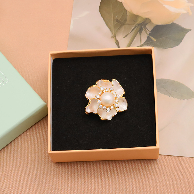 Natural broche de perlas de agua dulce de las mujeres Luz de lujo de alta gama nicho hecho a mano 18K oro real electrochapado ramillete accesorios fabricante