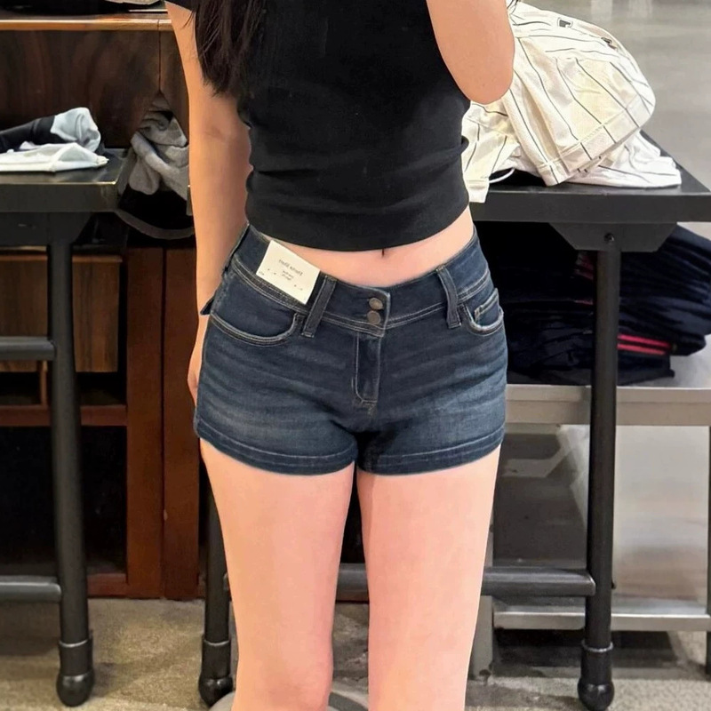 American-style sexy low-waist, hip-enhancing denim shorts for women, summer 2026 new model, non-revealing, A-line, hip-hugging hot pants for outerwear American-style sexy low-waist, hip-enhancing denim shorts for women, summer 2026 new model, non-revealing, A-line, hip-hugging hot pants for outerwear