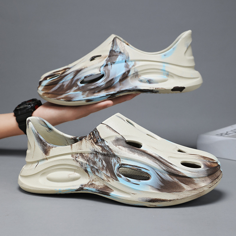 Zapatos con agujeros de coco transfronterizos 2025 verano nuevo estilo EVA hombres y mujeres sandalias Kanye graffiti plataforma zapatos de playa hombres