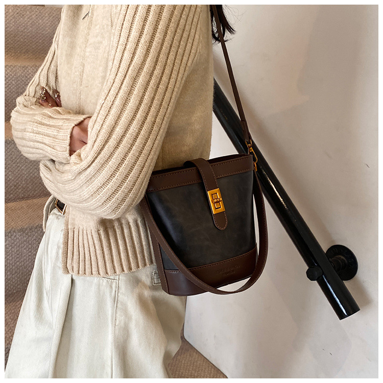 A retro color-blocking and textured hand-held bucket bag for women, a new 2024 trendy and fashionable small bag, a crossbody bag undefined