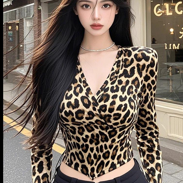 Short Tight-Fitting V-Neck T-Shirt in Chanel Style for Women, Leopard Print Crop Top for Spring and Autumn Fashion