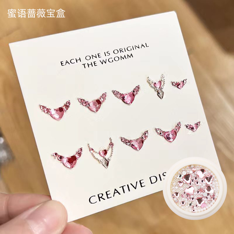 Desgaste de la celebridad en línea paquete de material de uñas caja del Tesoro japonés accesorios de uñas corazón torcido Mariposa Super Flash accesorios de uñas de diamante en forma especial