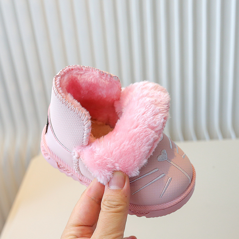 Grandes zapatos acolchados de algodón para niñas de invierno Nuevos dibujos animados lindos forrados de lana botas cortas para niños cálidos botas de nieve para niños de comercio exterior
