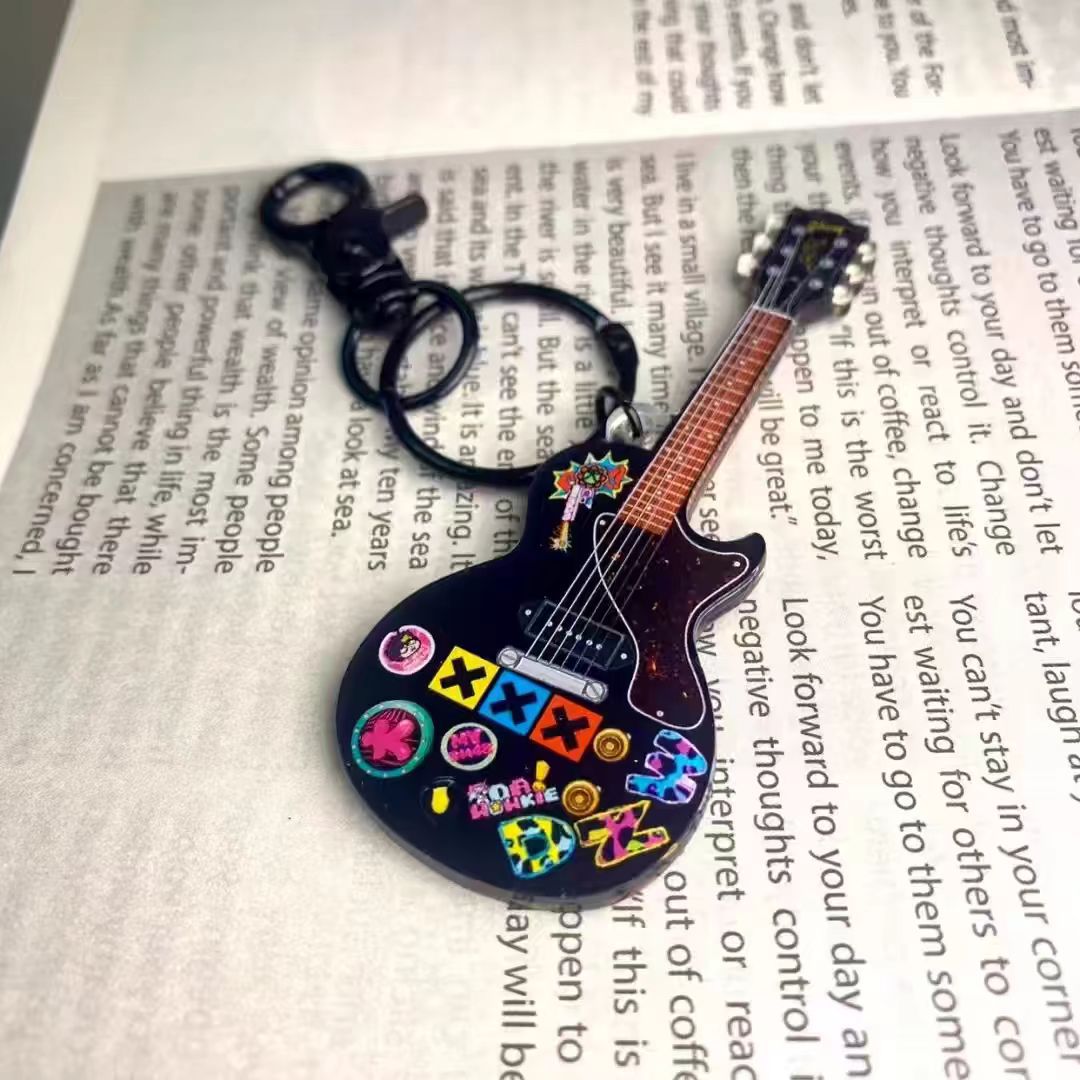 Llavero de acrílico Donghong, de alto valor estético, colgante compacto para mochila con forma de guitarra, regalo de graduación, regalo de inauguración de casa, regalo para festivales.