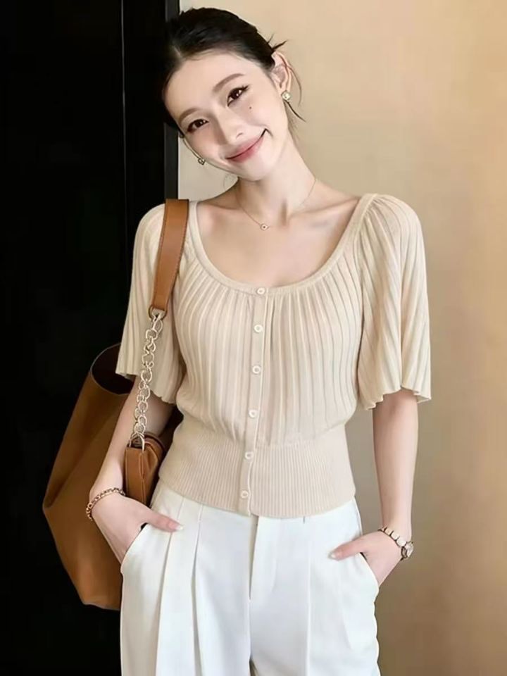 Áo thun ngắn tay nữ phong cách Pháp, chất liệu dệt kim thắt eo, dáng ôm gọn gàng — màu kaki