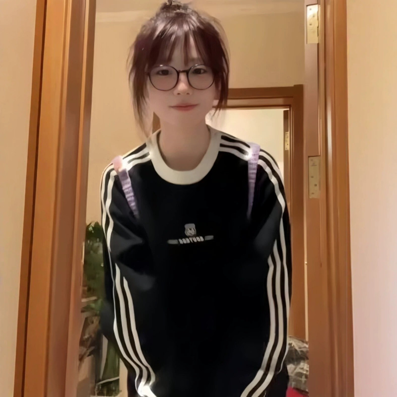 American-style three-stripe crew neck sweatshirt for girls, spring and autumn thin style, loose fit, pure cotton, long-sleeved top for middle and high school students American-style three-stripe crew neck sweatshirt for girls, spring and autumn thin style, loose fit, pure cotton, long-sleeved top for middle and high school students