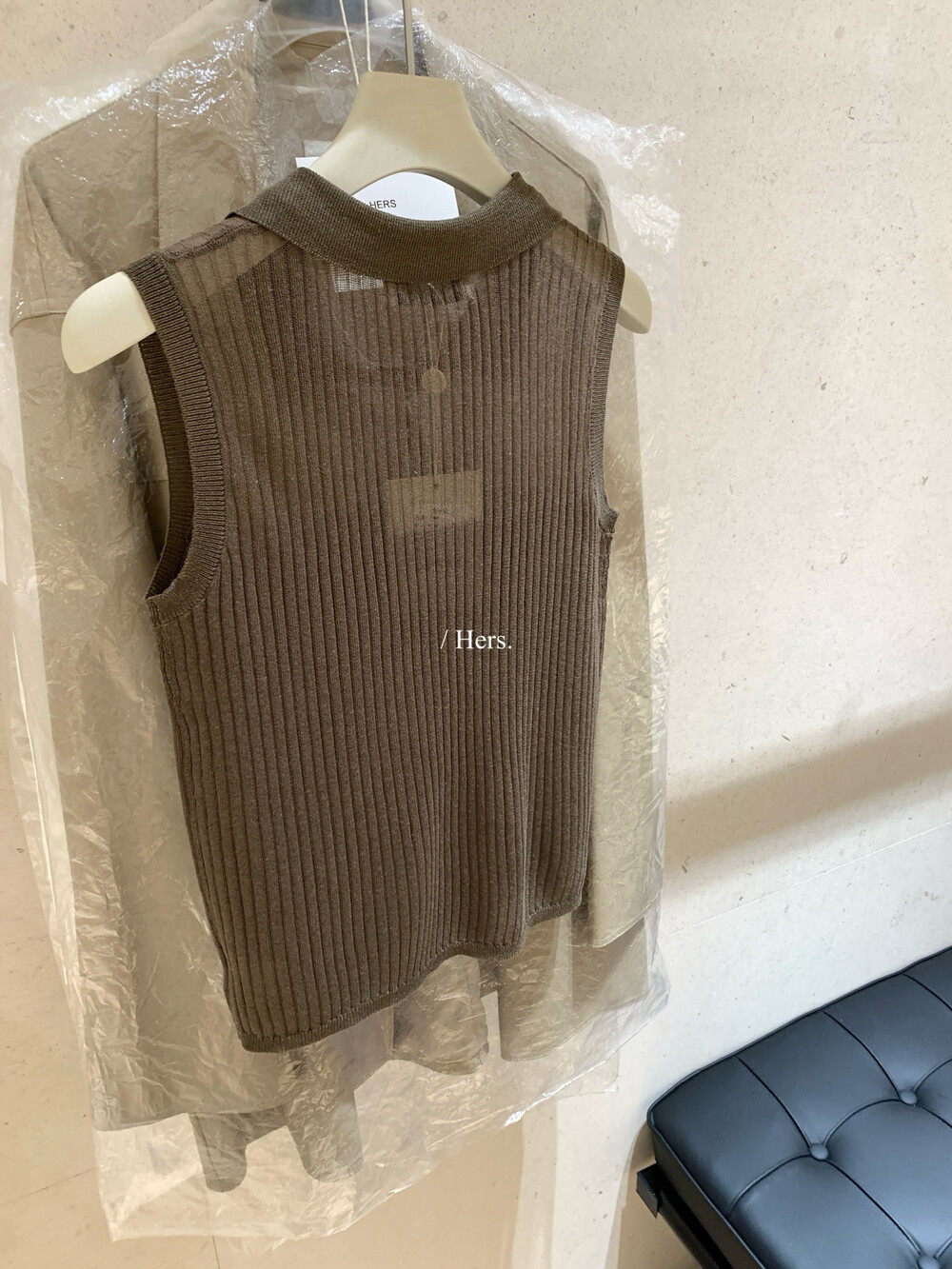 Áo hai dây nữ cổ polo dệt kim phối ren hở vai, form ôm sát — xám, trắng ngà, xanh lam chi tiết 9