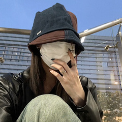 廃土風カウボーイは小さなひさしをつなぎ合わせて冷たい帽子を引きます。