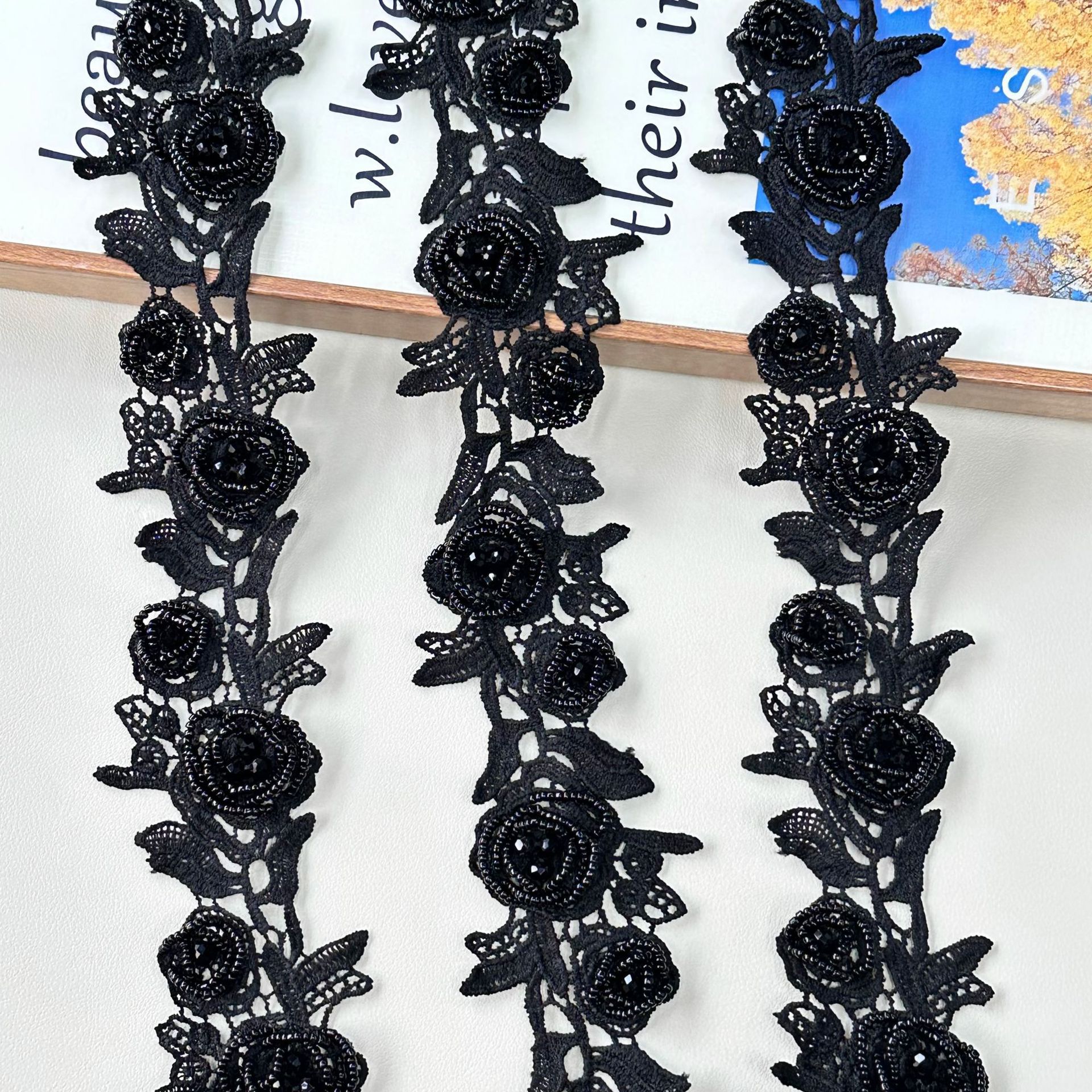 Exquisito encaje floral en blanco y negro, bordado tridimensional de rosas con cuentas de diamantes 13 líneas de accesorios de ropa