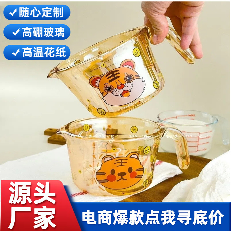 Taza de medición de vidrio espesado con escala mango ámbar horneado taza de agua taza de medición cuchara taza de medición de vidrio espesado mayorista taza de medición