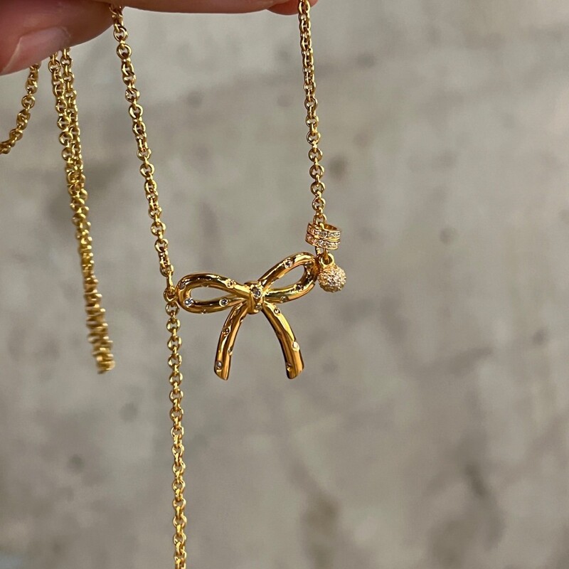 Xiaohongshuの人気の甘い輝くダイヤモンドのリボンペンダントネックレス、パーソナライズされたハイエンドで多用途な鎖骨チェーン、ドロップシッピング|undefined