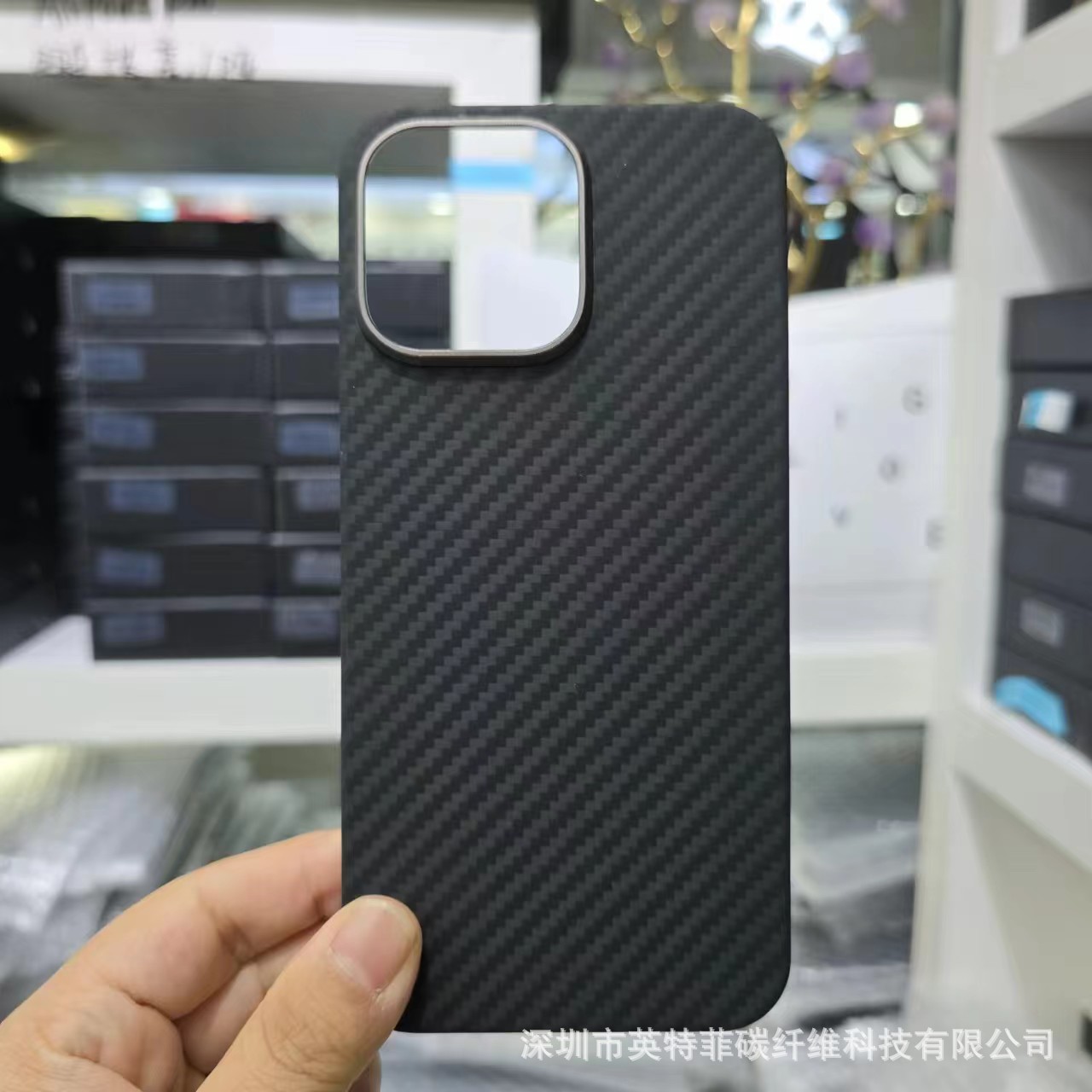 IPhone15pro max炭素繊維携帯ケースに適しています。