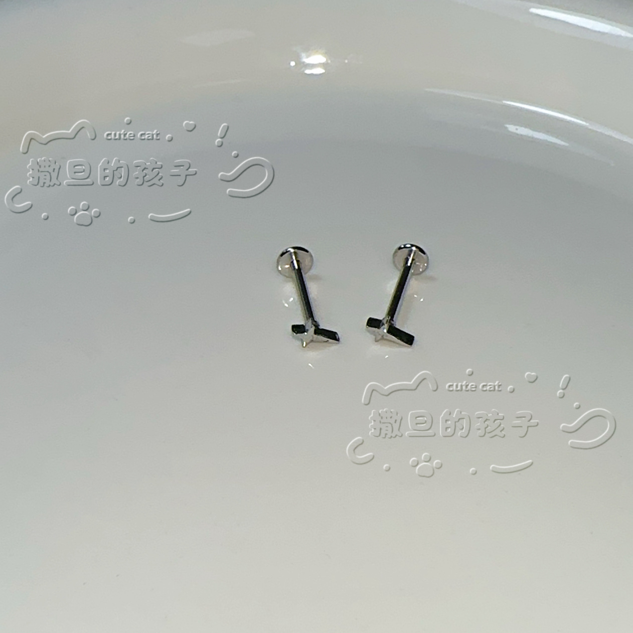 16G labret stud size and finish detail