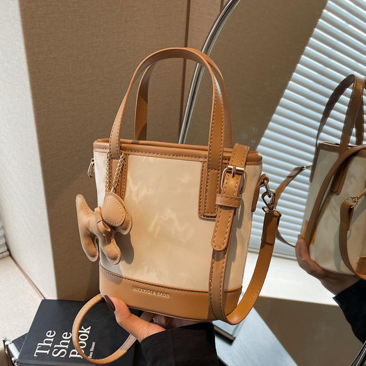 Este año, la popular bolso de mano super caliente para mujeres 2025 nuevo bolso de cubo retro versátil de alto nivel sensación de hombro mochila