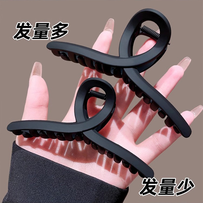 黒い髪のクリップの大きいサイズのシンプルなアルファベットのminヘアピンの女性の高級感の後頭部の髪のサメのクリップの頭飾り1