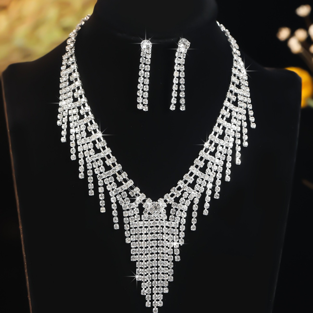 Conjunto de bijuteria de noiva com colar e brincos de strass_voghion.com