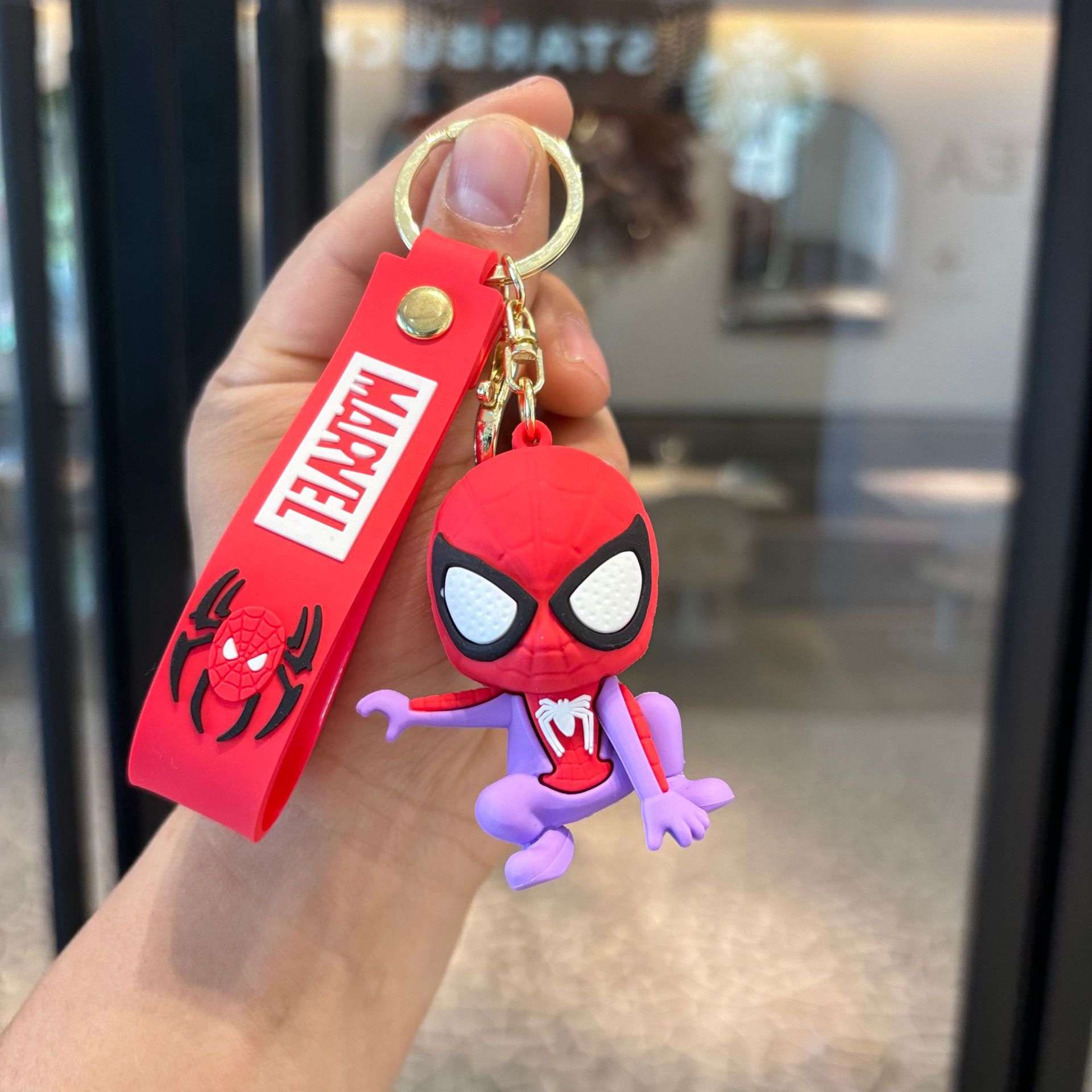 Cartoon Spider-Man llavero de PVC muñeca bolsa colgante Capitán América llavero hecho a mano pequeño regalo