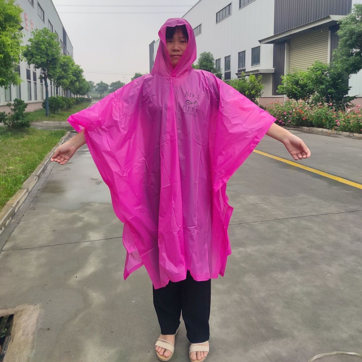 일회용 판초 PVC 망토 비옷 비옷 스냅 버클 인쇄 가능한 로고 사용 비옷 공장 아울렛