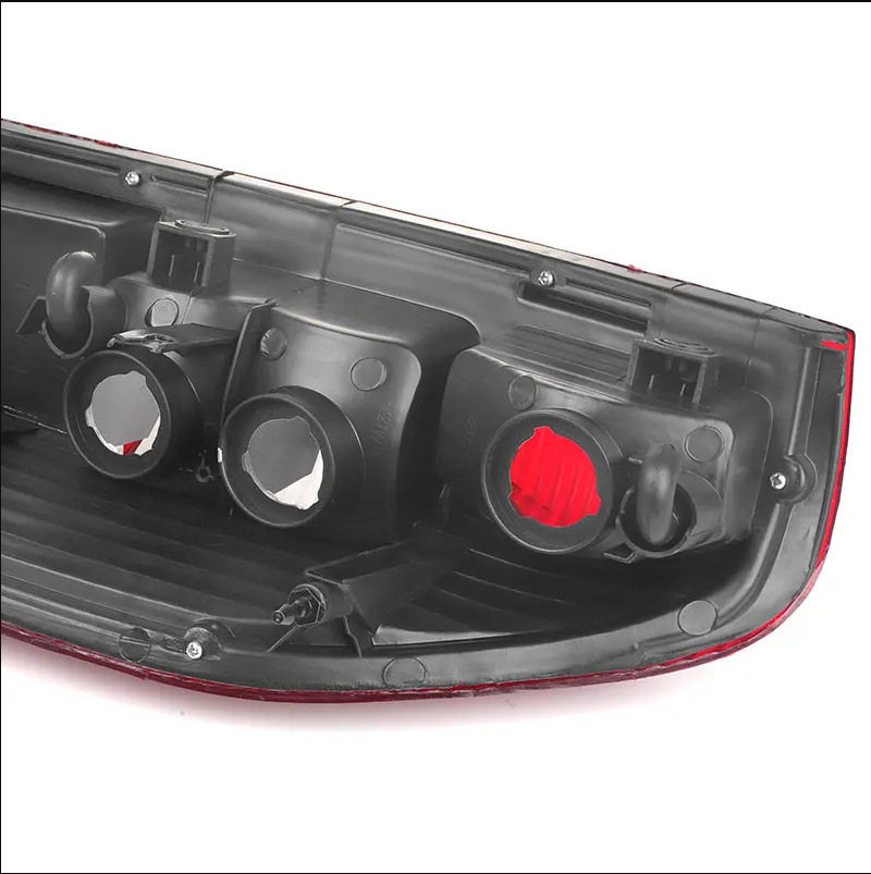 Suitable for Isuzu Dmax 02-06 Models Rear Tail Light Semi-Assembly, Brake Light, Reversing Light, Turn Signal Light